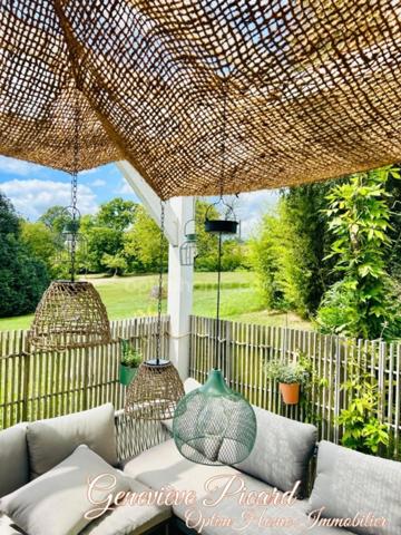 Propriété d'exception composée de quatre bâtisses harmonieusement intégrées dans leur environnement