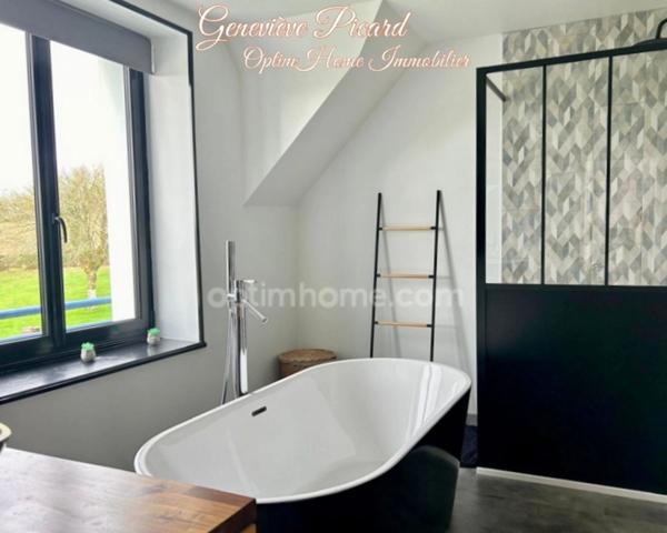 Propriété d'exception composée de quatre bâtisses harmonieusement intégrées dans leur environnement