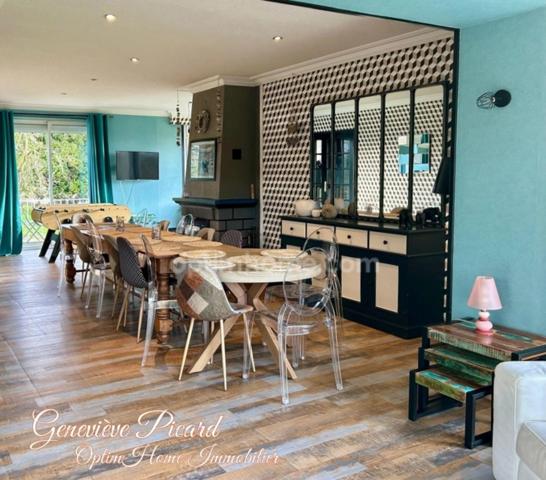 Propriété d'exception composée de quatre bâtisses harmonieusement intégrées dans leur environnement