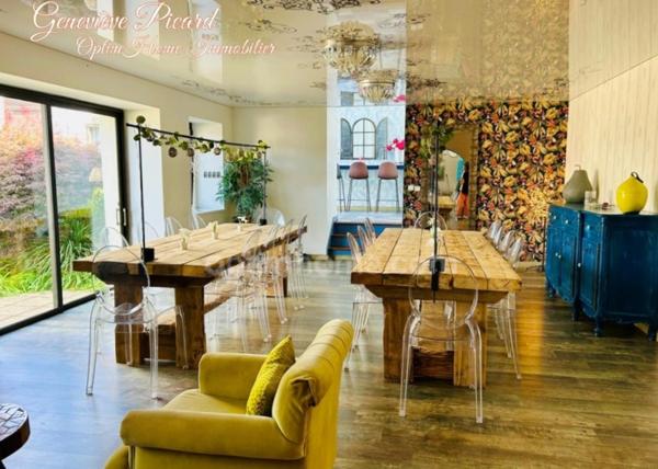 Propriété d'exception composée de quatre bâtisses harmonieusement intégrées dans leur environnement