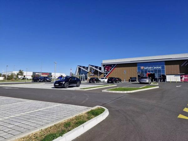 LOCAL 300M² DIVISIBLES FERRIERES D'AUNIS