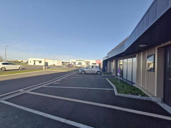 LOCAL 300M² DIVISIBLES FERRIERES D'AUNIS