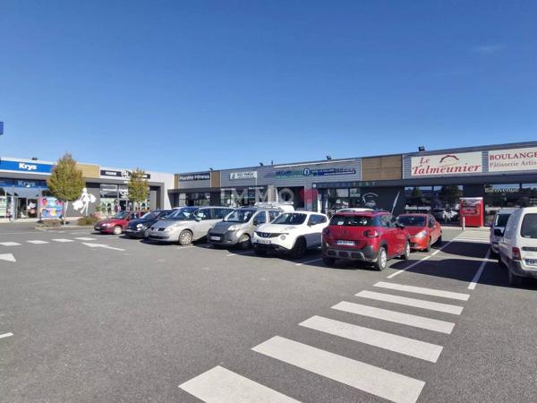 LOCAL 300M² DIVISIBLES FERRIERES D'AUNIS