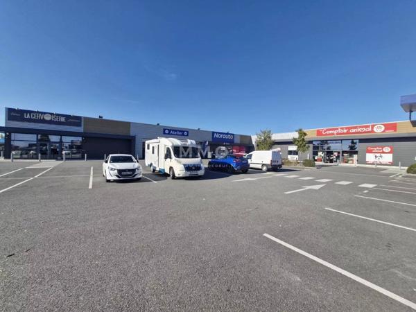 LOCAL 300M² DIVISIBLES FERRIERES D'AUNIS