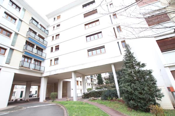 Proche gare et centre ville, appartement deux chambres de 87m2  avec cave, parking,