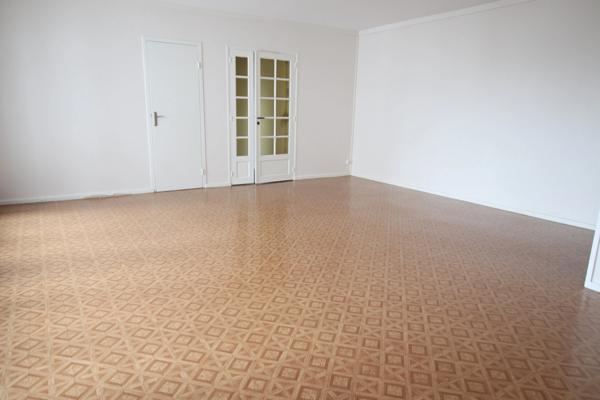 Proche gare et centre ville, appartement deux chambres de 87m2  avec cave, parking,