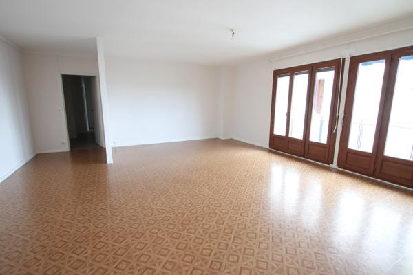 Proche gare et centre ville, appartement deux chambres de 87m2  avec cave, parking,