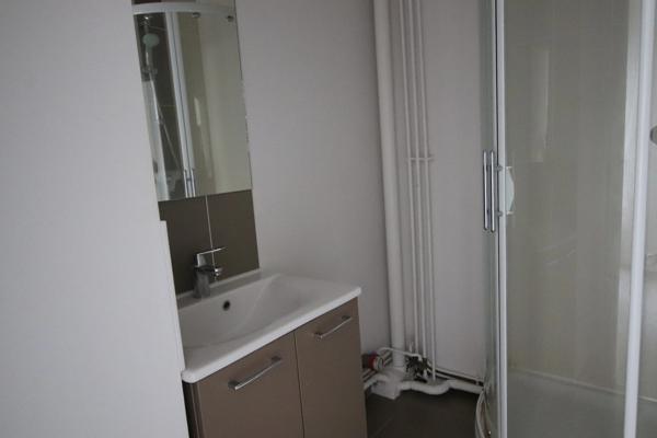 Proche gare et centre ville, appartement deux chambres de 87m2  avec cave, parking,