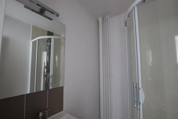 Proche gare et centre ville, appartement deux chambres de 87m2  avec cave, parking,
