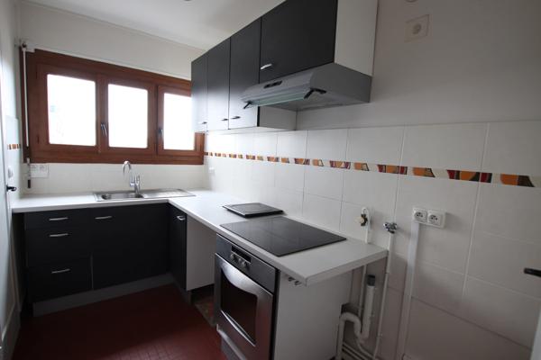 Proche gare et centre ville, appartement deux chambres de 87m2  avec cave, parking,