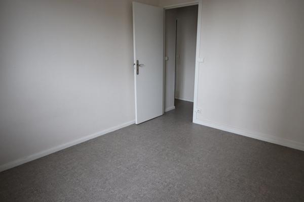 Proche gare et centre ville, appartement deux chambres de 87m2  avec cave, parking,