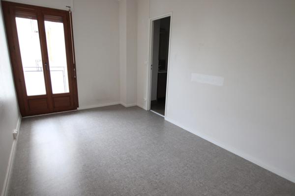 Proche gare et centre ville, appartement deux chambres de 87m2  avec cave, parking,