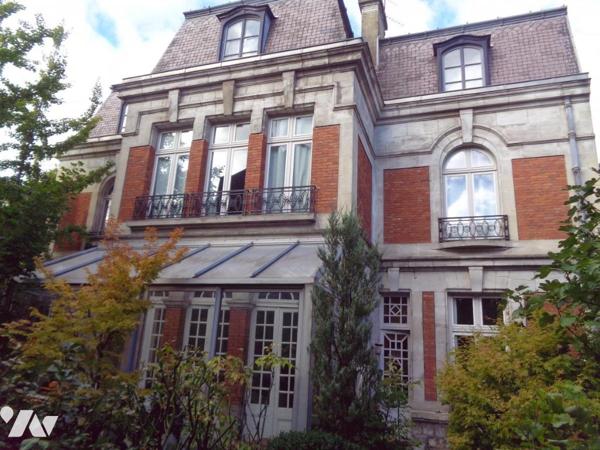 Maison de caractère de 305 m²  habitable en centre ville