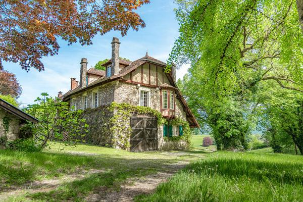 Maison de caractère à Peyrieu; Idéale chambres d'hôtes ou gîtes