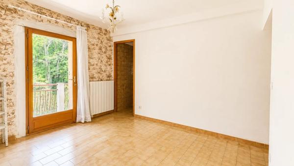 Vente                                                      Propriété
                        
                     7 pièces                      195 m2                     à Pourrières