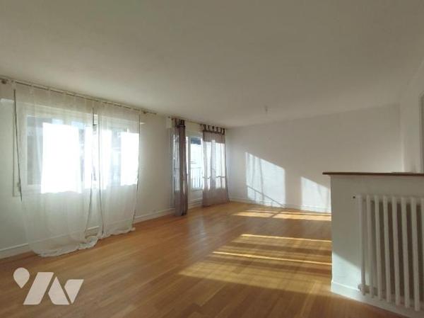 QUARTIER MERVILLE pour cet appartement situé au premier étage d'une copropriété datant des anné...