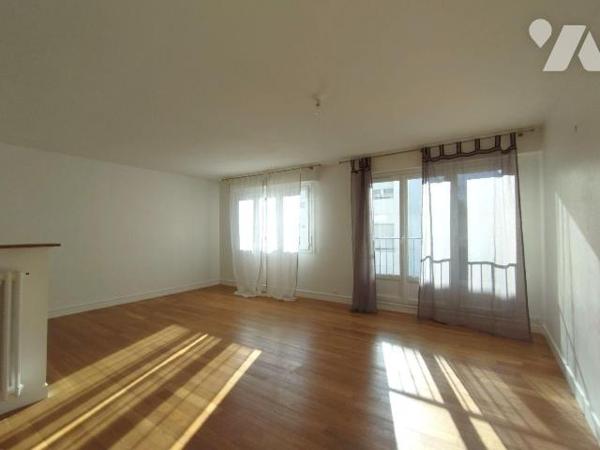 QUARTIER MERVILLE pour cet appartement situé au premier étage d'une copropriété datant des anné...