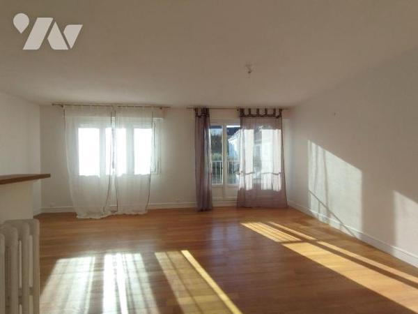 QUARTIER MERVILLE pour cet appartement situé au premier étage d'une copropriété datant des anné...