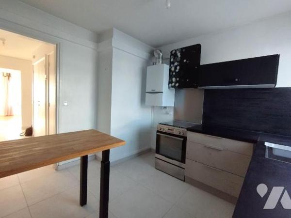 QUARTIER MERVILLE pour cet appartement situé au premier étage d'une copropriété datant des anné...