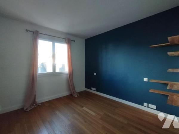 QUARTIER MERVILLE pour cet appartement situé au premier étage d'une copropriété datant des anné...