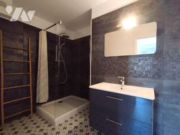 QUARTIER MERVILLE pour cet appartement situé au premier étage d'une copropriété datant des anné...