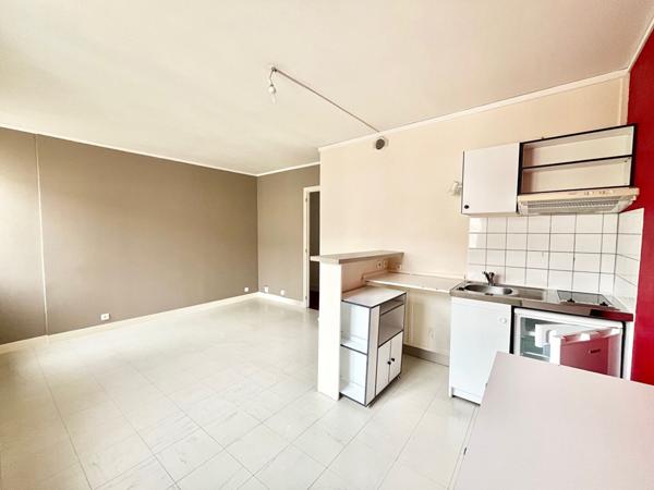 A VENDRE appartement Caen 2 pièce(s) 40.80 m2 - vendu libre - Ultra centre ville - cour intérieure - cave