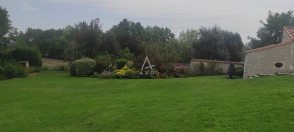 A 15 mn des plages, au coeur d'un des plus jolis village de Vendée, maison de charme rénovée avec soin.