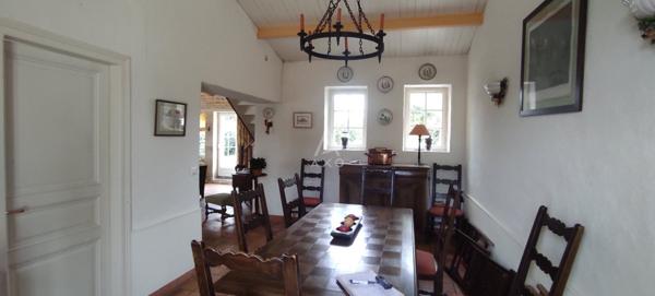 A 15 mn des plages, au coeur d'un des plus jolis village de Vendée, maison de charme rénovée avec soin.