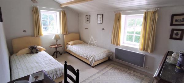 A 15 mn des plages, au coeur d'un des plus jolis village de Vendée, maison de charme rénovée avec soin.