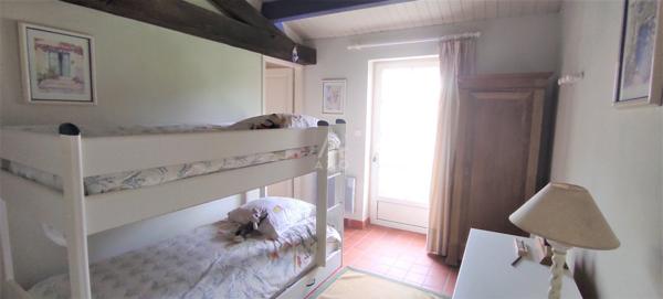 A 15 mn des plages, au coeur d'un des plus jolis village de Vendée, maison de charme rénovée avec soin.