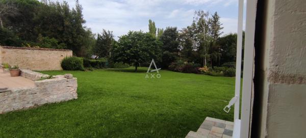 A 15 mn des plages, au coeur d'un des plus jolis village de Vendée, maison de charme rénovée avec soin.