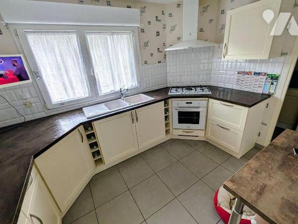 À vendre sur Wormhout, à deux pas du centre-ville et de toutes commodités: maison de plain-pied...