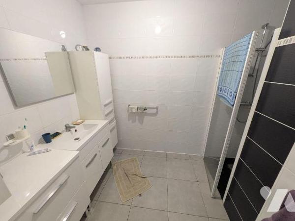 À vendre sur Wormhout, à deux pas du centre-ville et de toutes commodités: maison de plain-pied...