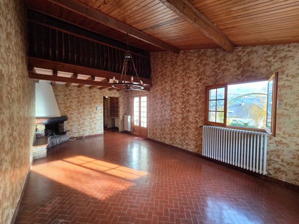 Maison à vendre  maison de 5 chambres EMBRUN (05) avec grand terrain de 2000 M2,poossibilité d'y faire 2 appartements et de détacher une partie du terrain pour construction