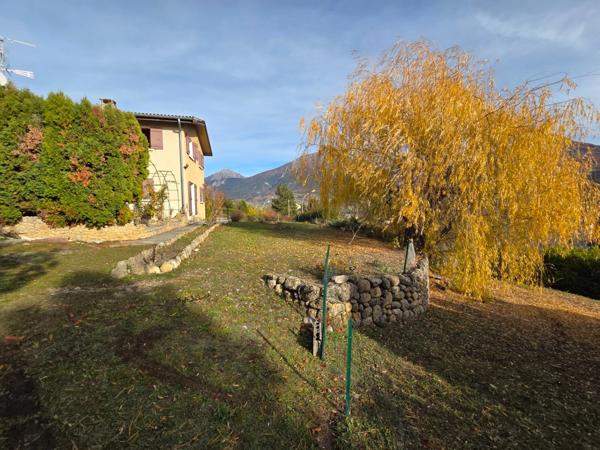 Maison à vendre  maison de 5 chambres EMBRUN (05) avec grand terrain de 2000 M2,poossibilité d'y faire 2 appartements et de détacher une partie du terrain pour construction