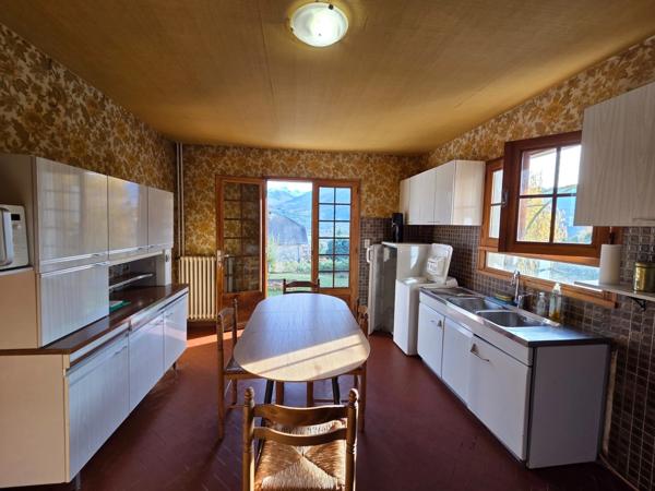 Maison à vendre  maison de 5 chambres EMBRUN (05) avec grand terrain de 2000 M2,poossibilité d'y faire 2 appartements et de détacher une partie du terrain pour construction