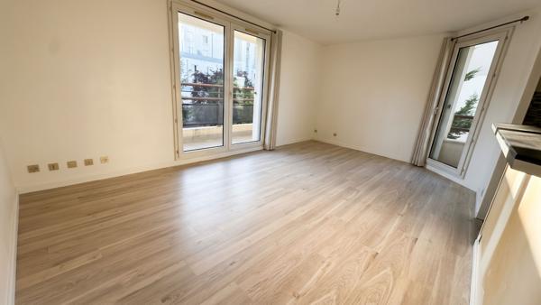 Appartement F3 lumineux avec 2 balcons et box en sous-sol