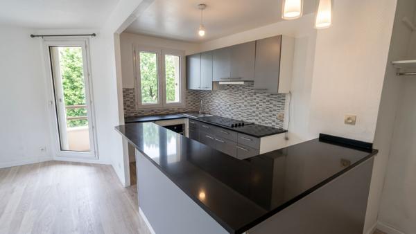 Appartement F3 lumineux avec 2 balcons et box en sous-sol