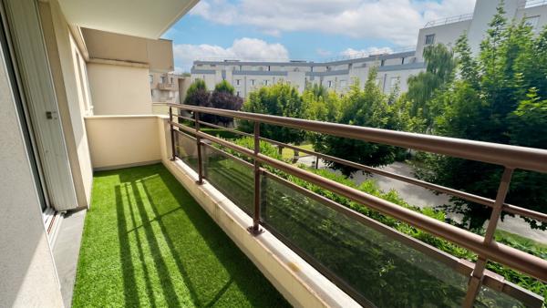 Appartement F3 lumineux avec 2 balcons et box en sous-sol