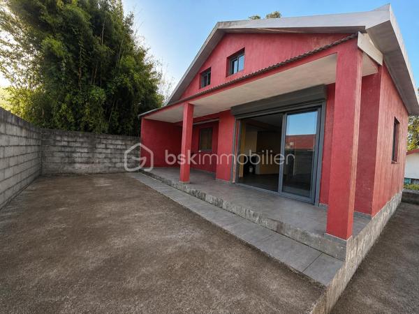 idéale pour une  petite famille, un premier achat ou investissement locatif.
- Située dans un secteur paisible de La Plaine des Palmistes, cette maison comprend 
: 2 chambres et une pièces  de nuit 
:  Un salon lumineux
: Cuisine ouverte conviviale
: Salle de bain à l'étage toilette au rez-de-chaussée 
: Belle varangue pour profiter de l’extérieur
: Terrain d’environ 334 m²
 :Maison saine offrant un beau potentiel. 
Quelques travaux de rénovation permettront de la remettre au goût du jour.

 Prix : 160 000 € FAI

📞 Une visite ? Besoin d’informations ?
Contactez-moi dès maintenant !

Jean RAMSAMY TEVANIN – EI
Agent commercial immobilier
RSAC Saint-Denis