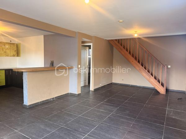 idéale pour une  petite famille, un premier achat ou investissement locatif.
- Située dans un secteur paisible de La Plaine des Palmistes, cette maison comprend 
: 2 chambres et une pièces  de nuit 
:  Un salon lumineux
: Cuisine ouverte conviviale
: Salle de bain à l'étage toilette au rez-de-chaussée 
: Belle varangue pour profiter de l’extérieur
: Terrain d’environ 334 m²
 :Maison saine offrant un beau potentiel. 
Quelques travaux de rénovation permettront de la remettre au goût du jour.

 Prix : 160 000 € FAI

📞 Une visite ? Besoin d’informations ?
Contactez-moi dès maintenant !

Jean RAMSAMY TEVANIN – EI
Agent commercial immobilier
RSAC Saint-Denis