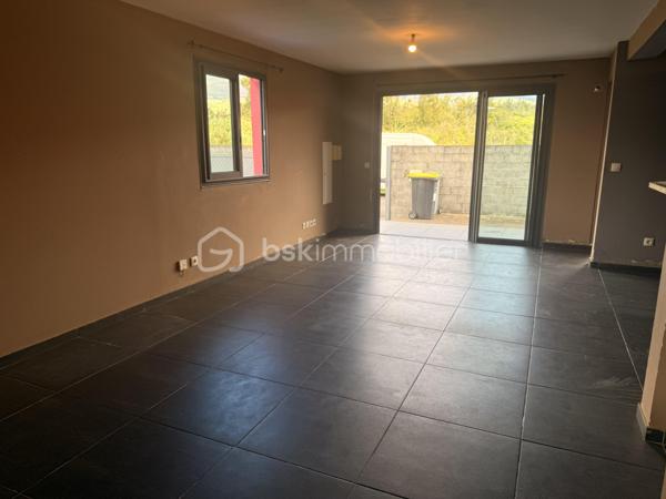 idéale pour une  petite famille, un premier achat ou investissement locatif.
- Située dans un secteur paisible de La Plaine des Palmistes, cette maison comprend 
: 2 chambres et une pièces  de nuit 
:  Un salon lumineux
: Cuisine ouverte conviviale
: Salle de bain à l'étage toilette au rez-de-chaussée 
: Belle varangue pour profiter de l’extérieur
: Terrain d’environ 334 m²
 :Maison saine offrant un beau potentiel. 
Quelques travaux de rénovation permettront de la remettre au goût du jour.

 Prix : 160 000 € FAI

📞 Une visite ? Besoin d’informations ?
Contactez-moi dès maintenant !

Jean RAMSAMY TEVANIN – EI
Agent commercial immobilier
RSAC Saint-Denis