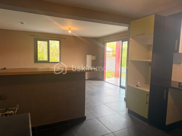 idéale pour une  petite famille, un premier achat ou investissement locatif.
- Située dans un secteur paisible de La Plaine des Palmistes, cette maison comprend 
: 2 chambres et une pièces  de nuit 
:  Un salon lumineux
: Cuisine ouverte conviviale
: Salle de bain à l'étage toilette au rez-de-chaussée 
: Belle varangue pour profiter de l’extérieur
: Terrain d’environ 334 m²
 :Maison saine offrant un beau potentiel. 
Quelques travaux de rénovation permettront de la remettre au goût du jour.

 Prix : 160 000 € FAI

📞 Une visite ? Besoin d’informations ?
Contactez-moi dès maintenant !

Jean RAMSAMY TEVANIN – EI
Agent commercial immobilier
RSAC Saint-Denis