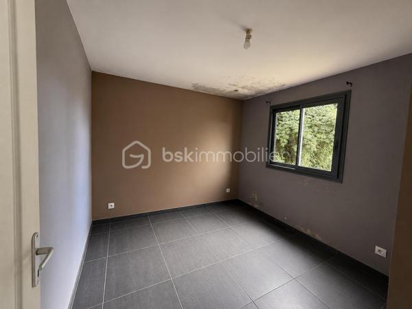 idéale pour une  petite famille, un premier achat ou investissement locatif.
- Située dans un secteur paisible de La Plaine des Palmistes, cette maison comprend 
: 2 chambres et une pièces  de nuit 
:  Un salon lumineux
: Cuisine ouverte conviviale
: Salle de bain à l'étage toilette au rez-de-chaussée 
: Belle varangue pour profiter de l’extérieur
: Terrain d’environ 334 m²
 :Maison saine offrant un beau potentiel. 
Quelques travaux de rénovation permettront de la remettre au goût du jour.

 Prix : 160 000 € FAI

📞 Une visite ? Besoin d’informations ?
Contactez-moi dès maintenant !

Jean RAMSAMY TEVANIN – EI
Agent commercial immobilier
RSAC Saint-Denis