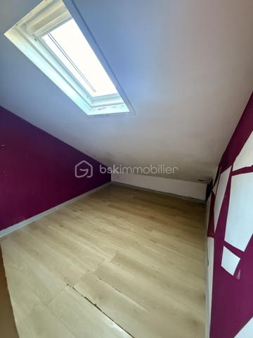 idéale pour une  petite famille, un premier achat ou investissement locatif.
- Située dans un secteur paisible de La Plaine des Palmistes, cette maison comprend 
: 2 chambres et une pièces  de nuit 
:  Un salon lumineux
: Cuisine ouverte conviviale
: Salle de bain à l'étage toilette au rez-de-chaussée 
: Belle varangue pour profiter de l’extérieur
: Terrain d’environ 334 m²
 :Maison saine offrant un beau potentiel. 
Quelques travaux de rénovation permettront de la remettre au goût du jour.

 Prix : 160 000 € FAI

📞 Une visite ? Besoin d’informations ?
Contactez-moi dès maintenant !

Jean RAMSAMY TEVANIN – EI
Agent commercial immobilier
RSAC Saint-Denis