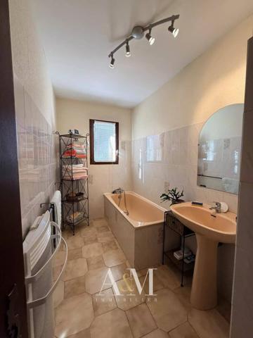 Villa T4 120 m² + garages /1374m²