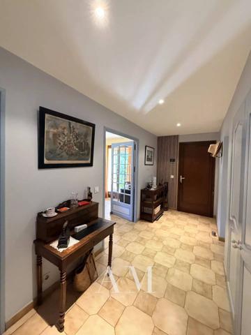Villa T4 120 m² + garages /1374m²