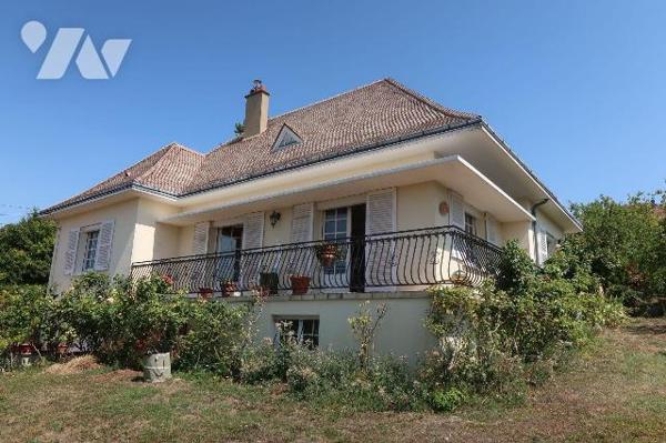 PAVILLON DE 1973, + 136m2 hab. comprenant :
. accès de plain-pied par véranda (19m2) : entrée ...