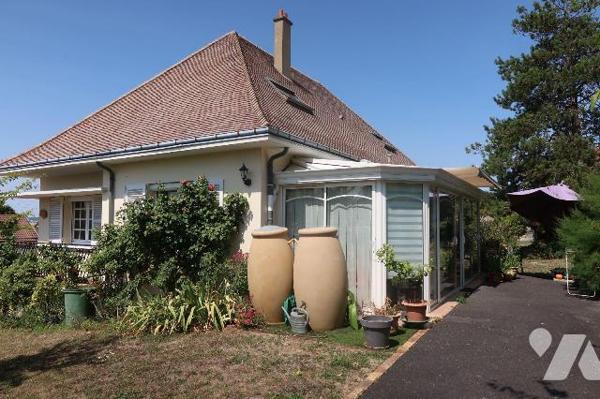 PAVILLON DE 1973, + 136m2 hab. comprenant :
. accès de plain-pied par véranda (19m2) : entrée ...