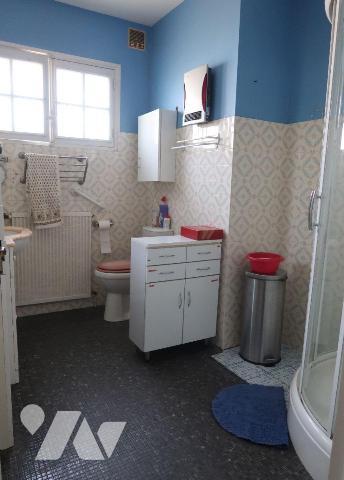 PAVILLON DE 1973, + 136m2 hab. comprenant :
. accès de plain-pied par véranda (19m2) : entrée ...